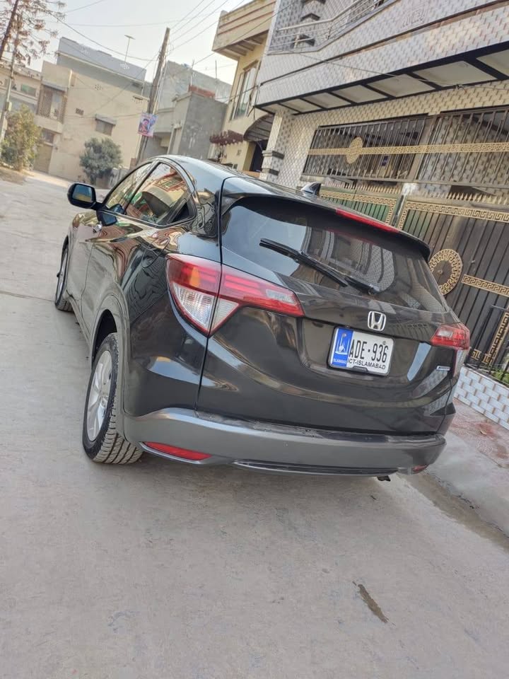 Honda Vezel Islamabad no 2013 model PKR3,865,000