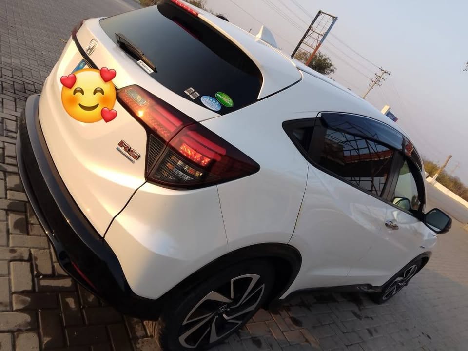 Honda vezel RS PKR9,100,000