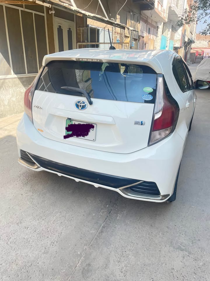 Toyota aqua hybrid PKR3,600,000